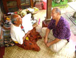 Mag. Dr. Friedrich Demolsky 2005, im Gespraech mit einem magisch operierenden Schamanen der Gruppe 'Balian Kebal'.